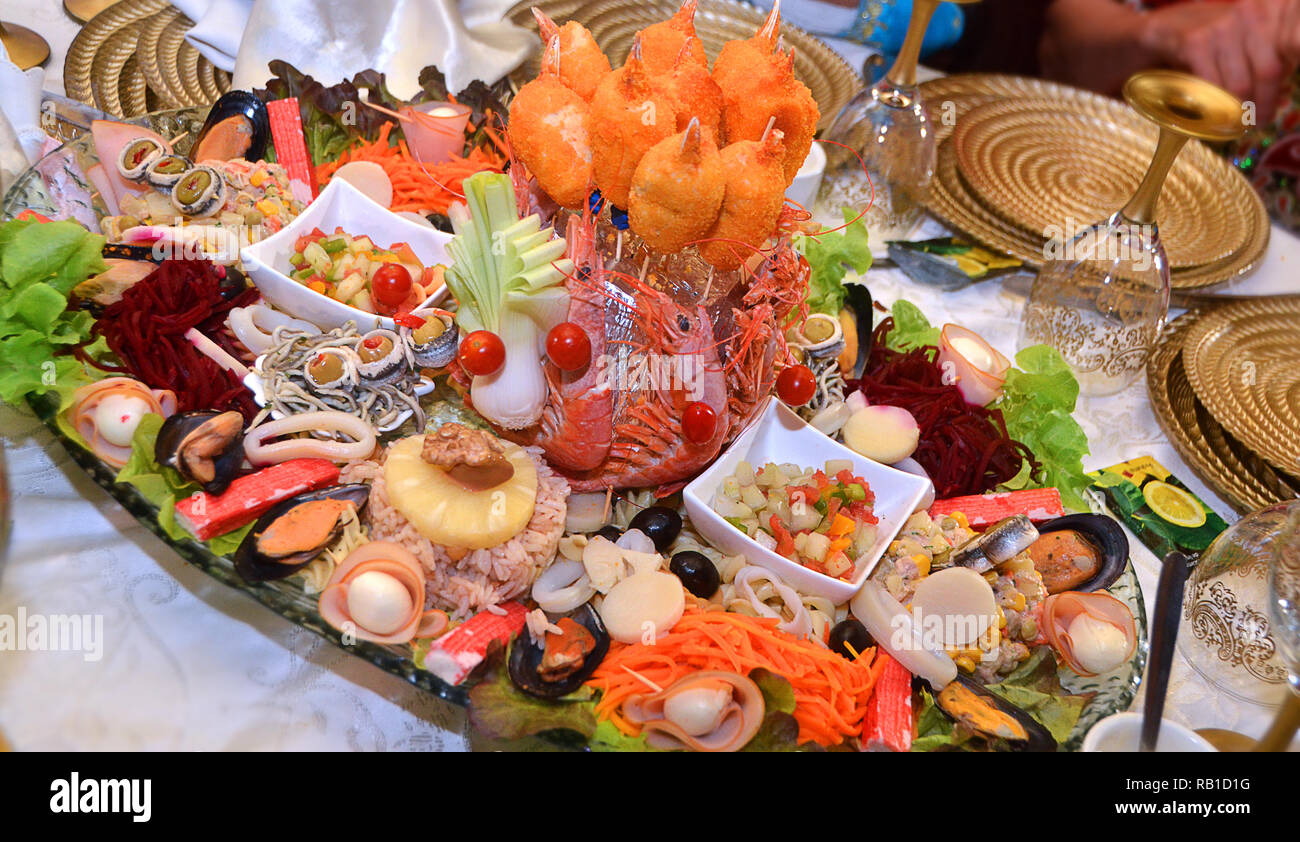 Frische Salatteller mit Garnelen, Tomate und gemischter Salat (Rucola, mesclun, Papiermache, Ananas, Meeresfrüchte) Stockfoto