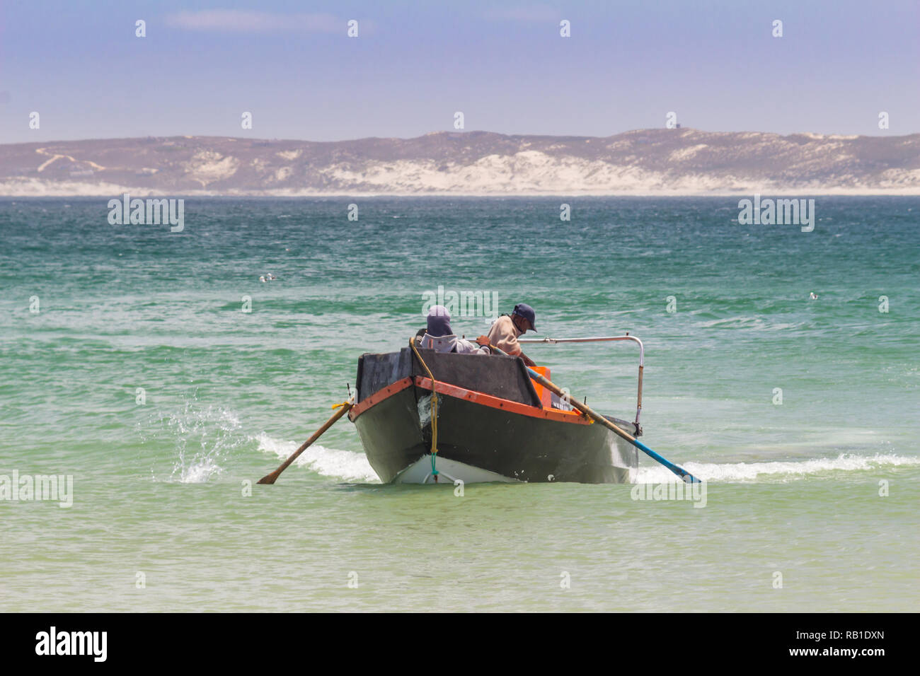 Paternoster, Südafrika - 22. Dezember 2018: Angeln im Meer Boot mit zwei Fischern und ihren Fang an Paternoster an der Westküste an Land Stockfoto