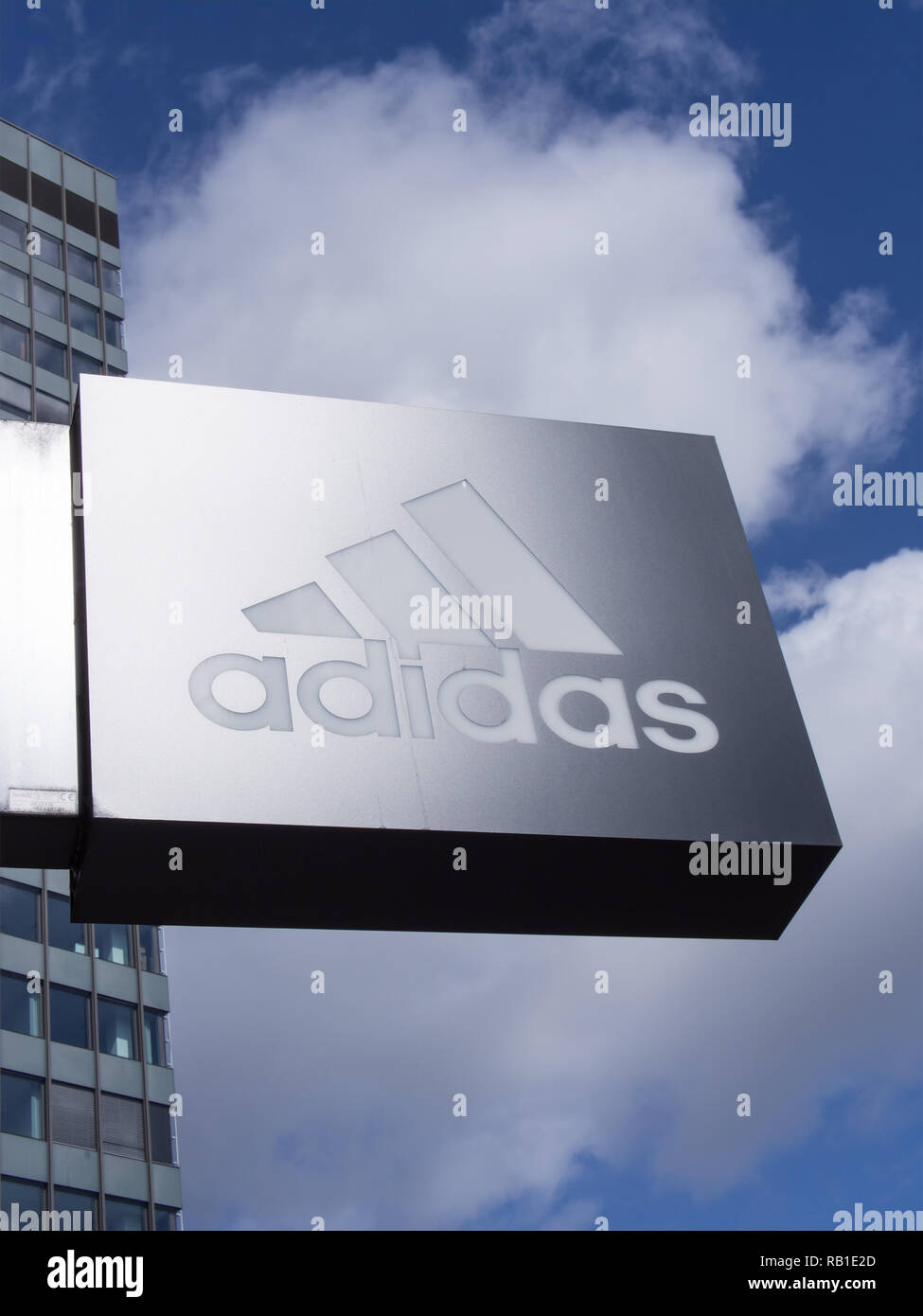 BERLIN DEUTSCHLAND 8 April 2017 Glanzende Adidas Logo Vor einem Store in Berlin mit einem Blauen bewolkten Himmel Stockfotografie Alamy