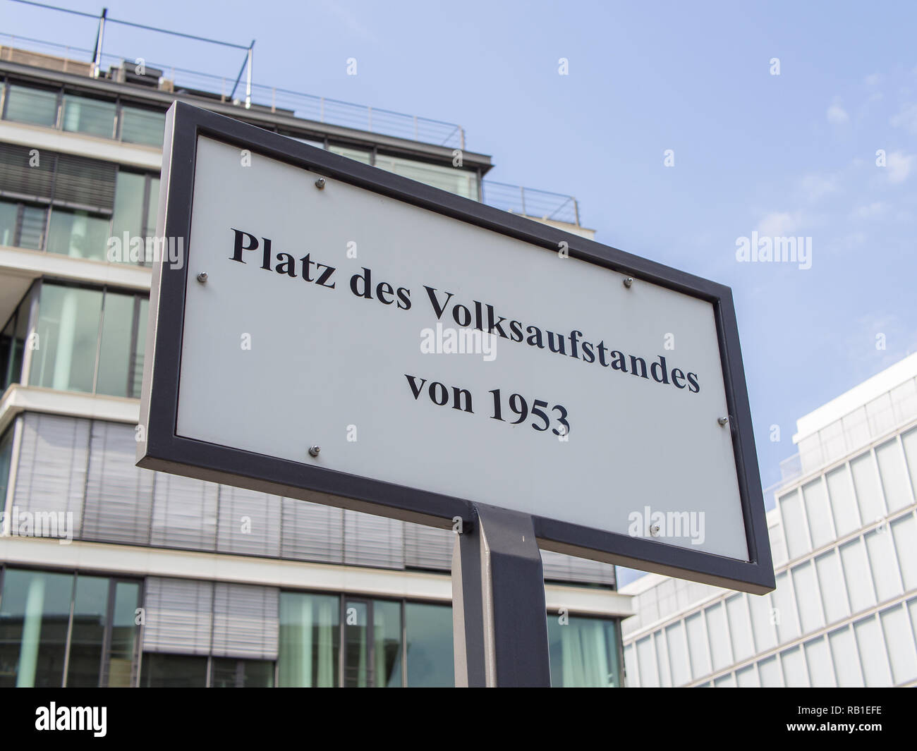 BERLIN, DEUTSCHLAND - 9. JULI 2017: Street Sign Platz des Volksaufstandes von 1953, d. h. Ort des Volksaufstandes von 1953 in deutscher Sprache, Berlin Stockfoto