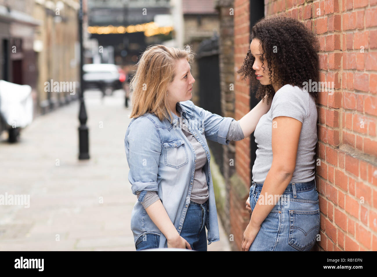 Lesbische Mädchen Versuchen Ihre Freundin Aufzumuntern Umgekippt Stockfotografie Alamy 