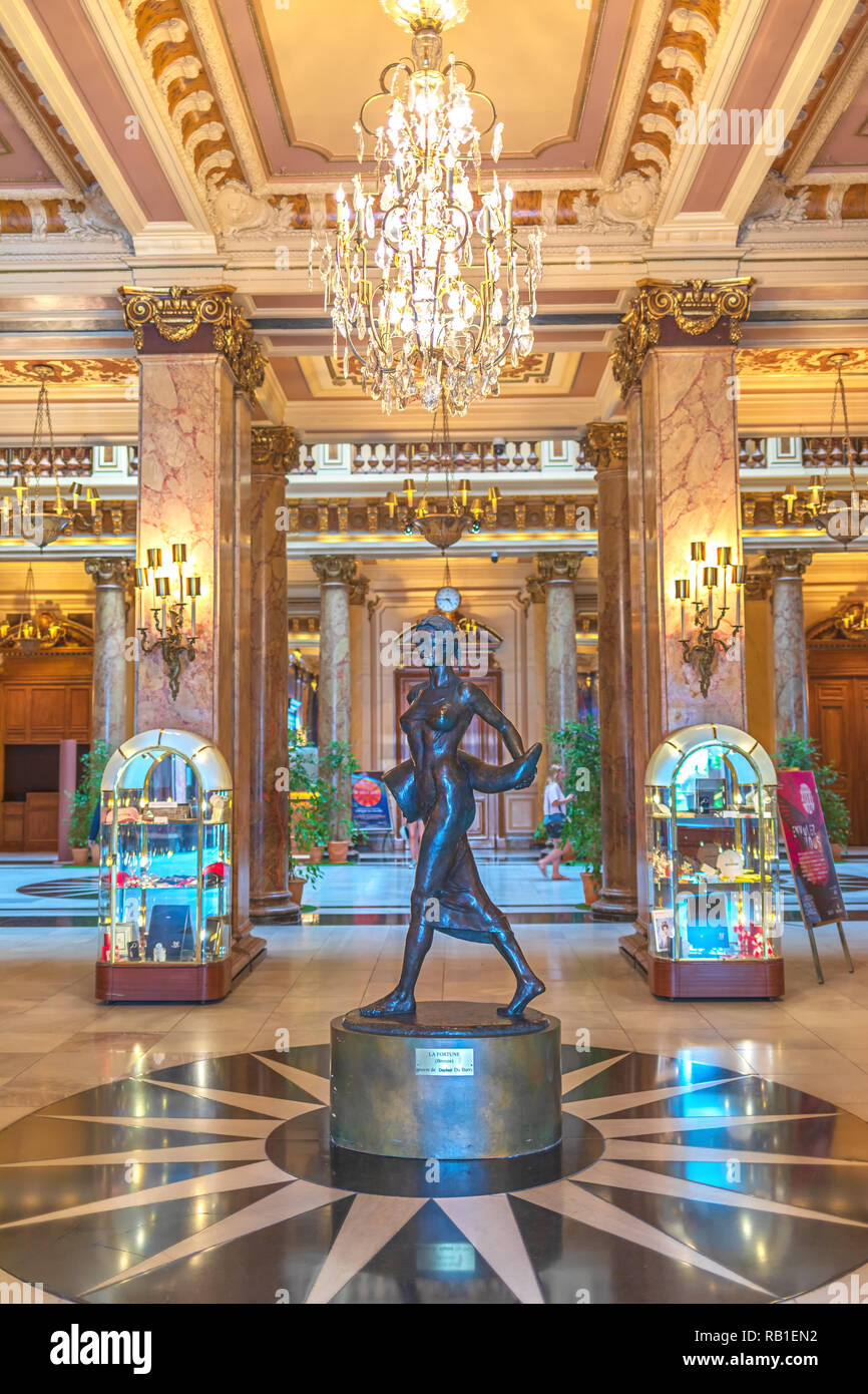 Monte Carlo, Monaco - Frankreich - Juni 24, 2018: Skulptur des Fortune in Halle von Monte Carlo Casino Innenraum, beliebte Attraktion reicher Leute, die wie Stockfoto