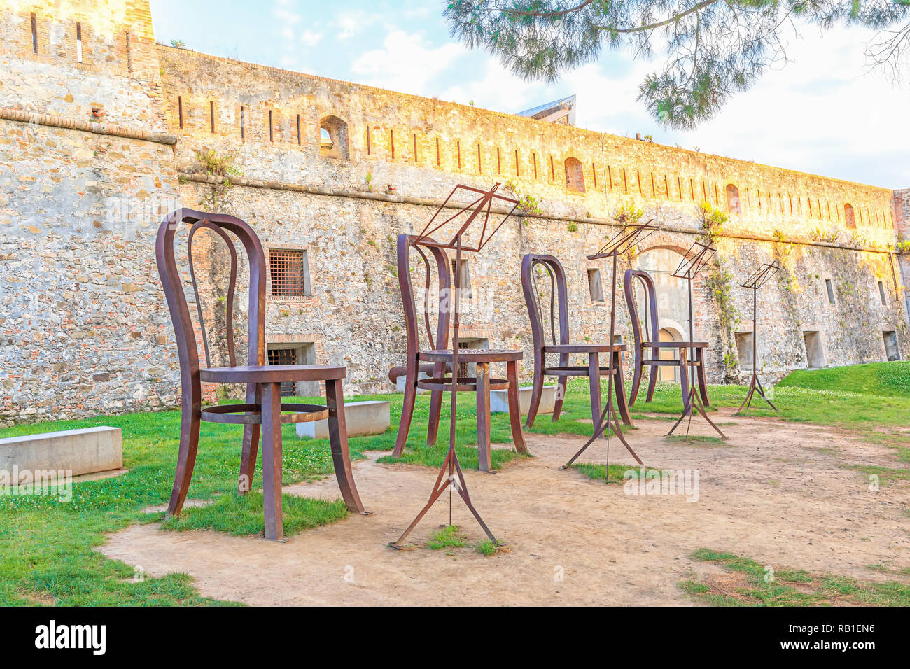 San Remo, Ligurien, Italien - 23. Juni 2018: Stühle Skulptur außerhalb von  Santa Tecla fort-Maxi Sedie a Santa Tecla nach San Remo Musikfestival  gewidmet Stockfotografie - Alamy