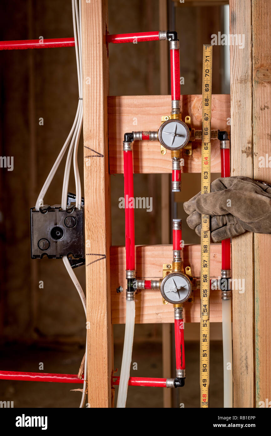 Altes holz Messlatte verwendet rote Rohre im neuen Haus Bau zu messen Stockfoto