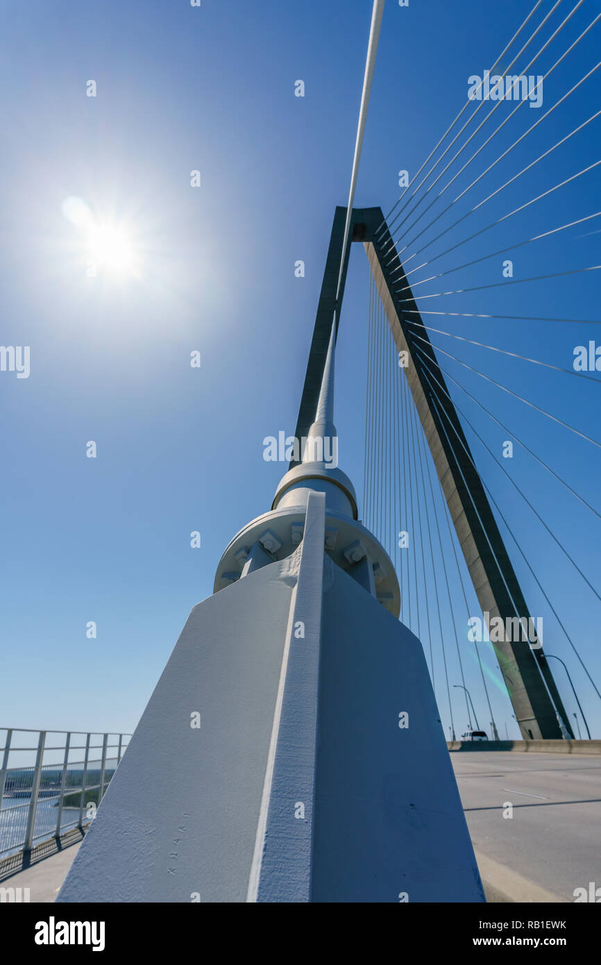 Low Angle View von Kabeln auf der Ravenel Hängebrücke in Charleston, South Carolina, USA Stockfoto