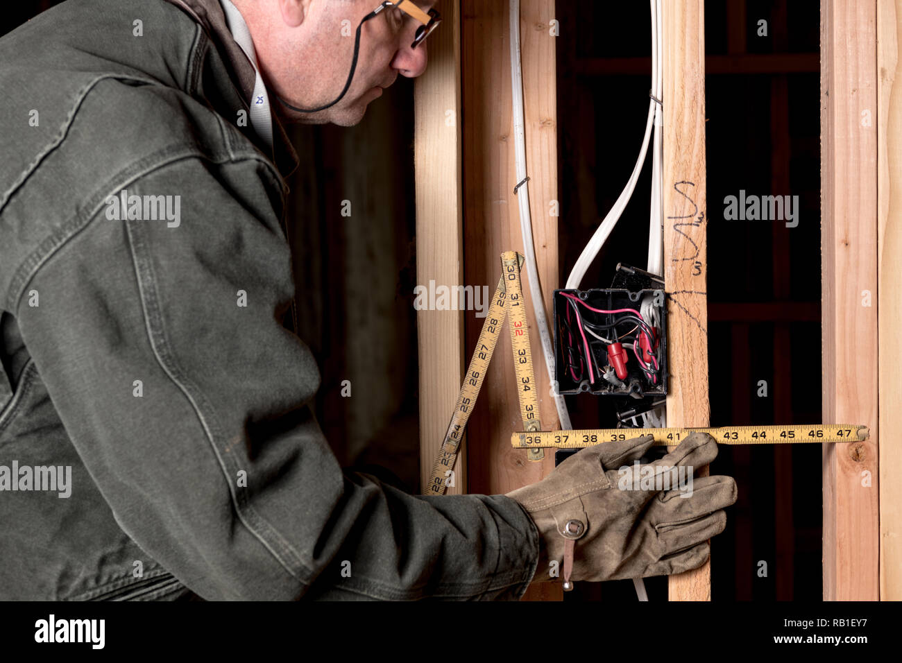 Altes holz Maßstab verwendet, um Holz Bolzen im neuen Haus Bau messen Stockfoto