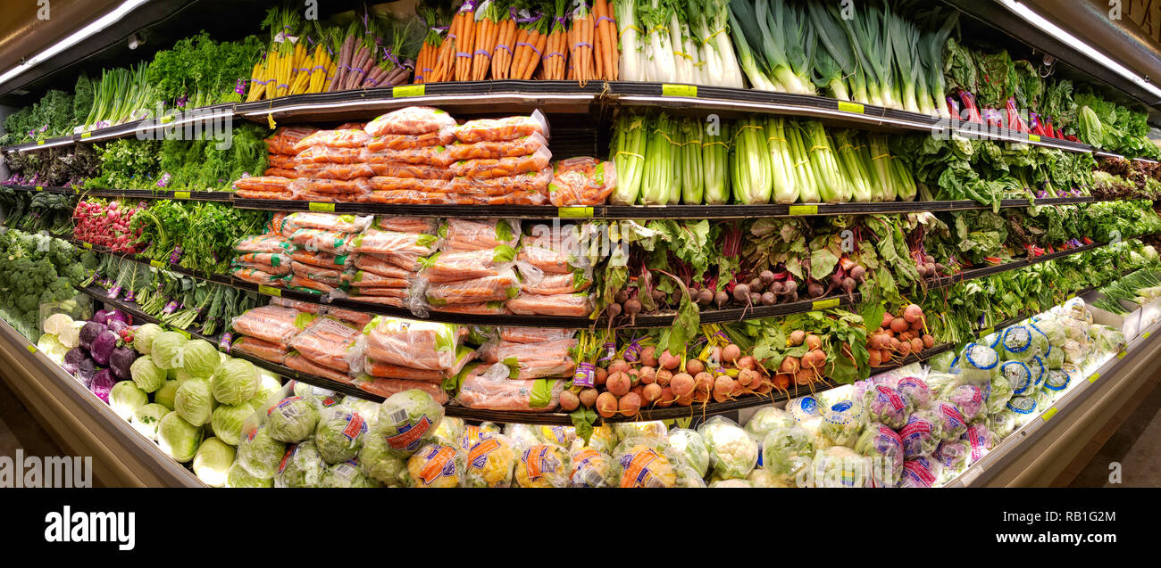 Gemüse Regale in der Whole Foods Market Stockfoto