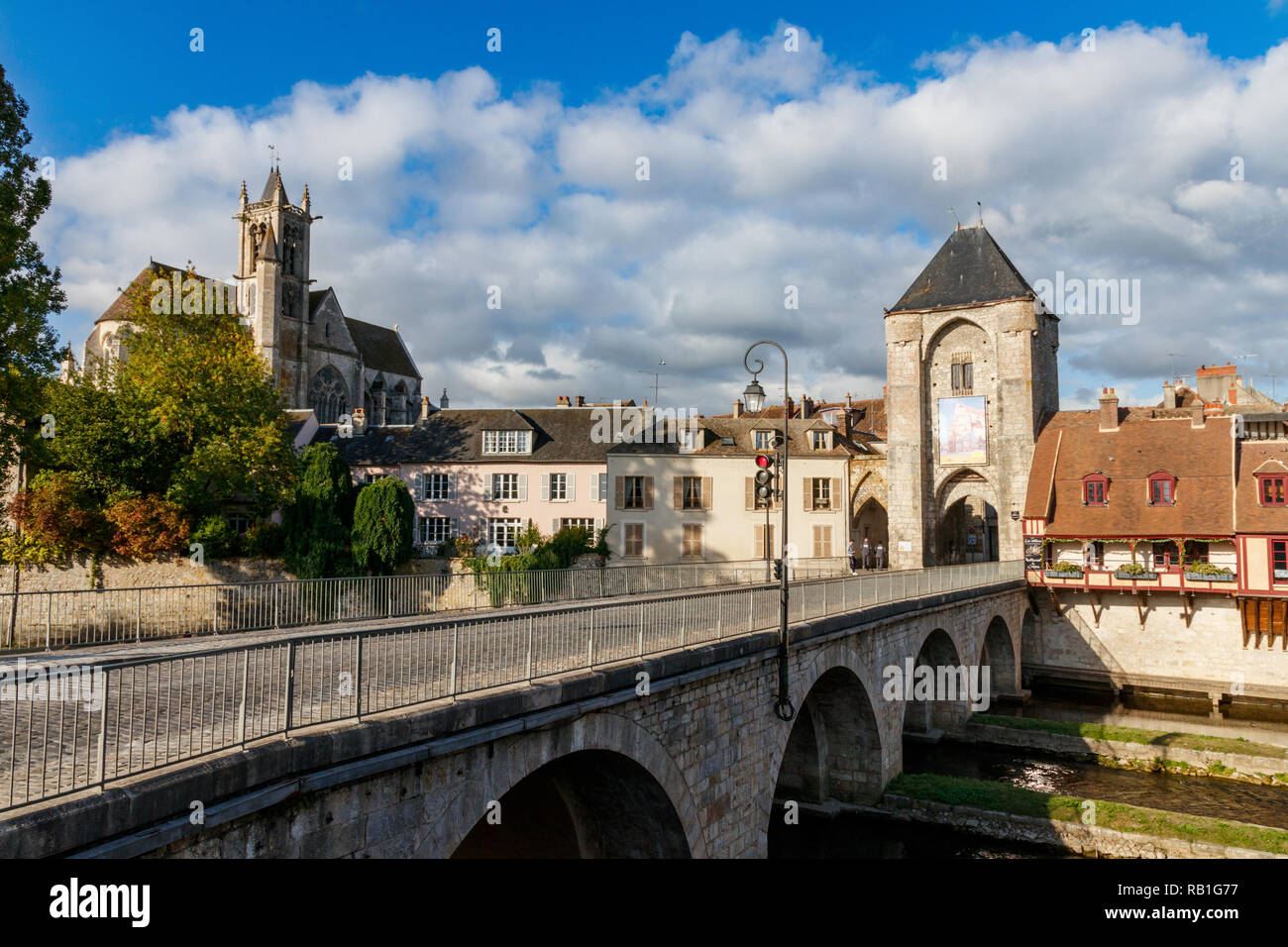 Anzeigen von Moret-sur-Loing mit der Brücke über den Fluss Loing, Burgundische Pforte und der Kirche Notre Dame an einem sonnigen Tag. Ile de France, Frankreich. Stockfoto