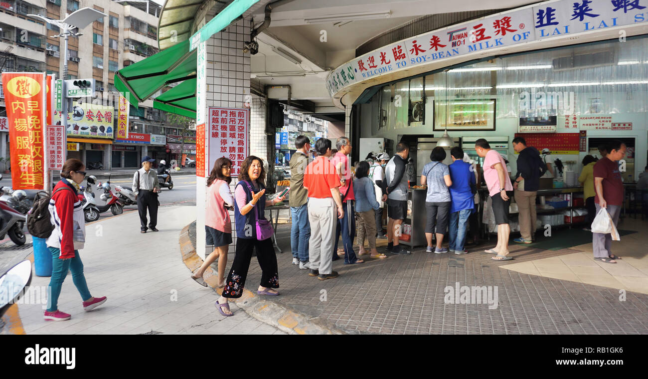 Kaohsiung, Taiwan - Dez. 8,2018 - Populäre morgen Restaurant in Kaohsiung, Taiwan, wo Leitungen sind immer lang, tolles Essen. Stockfoto