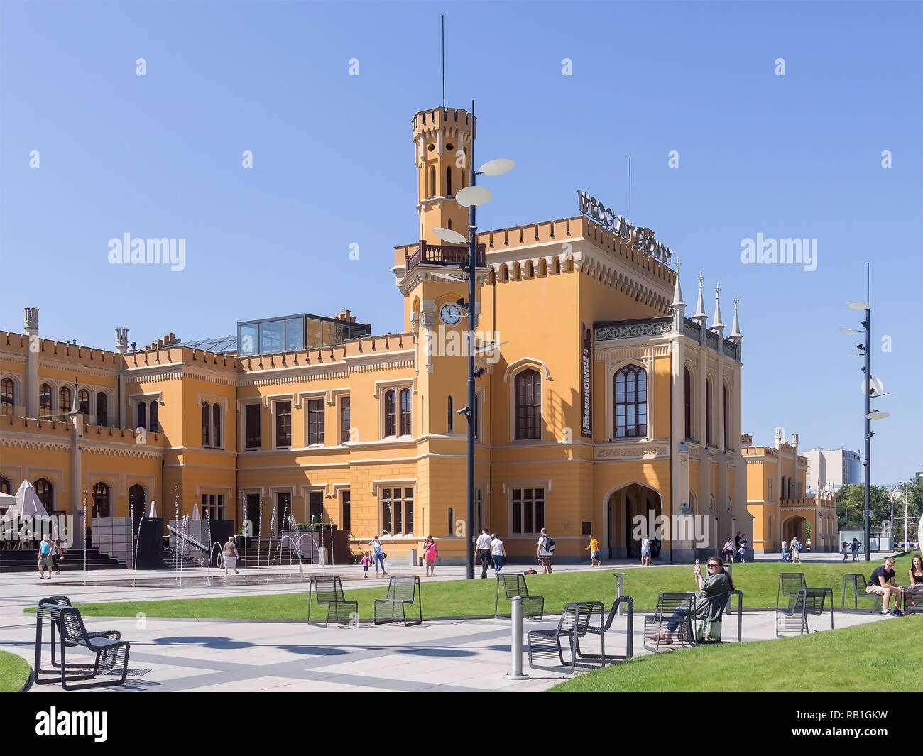 WROCLAW, Polen - 15. AUGUST 2017: Breslau Hauptbahnhof mit Touristen Stockfoto