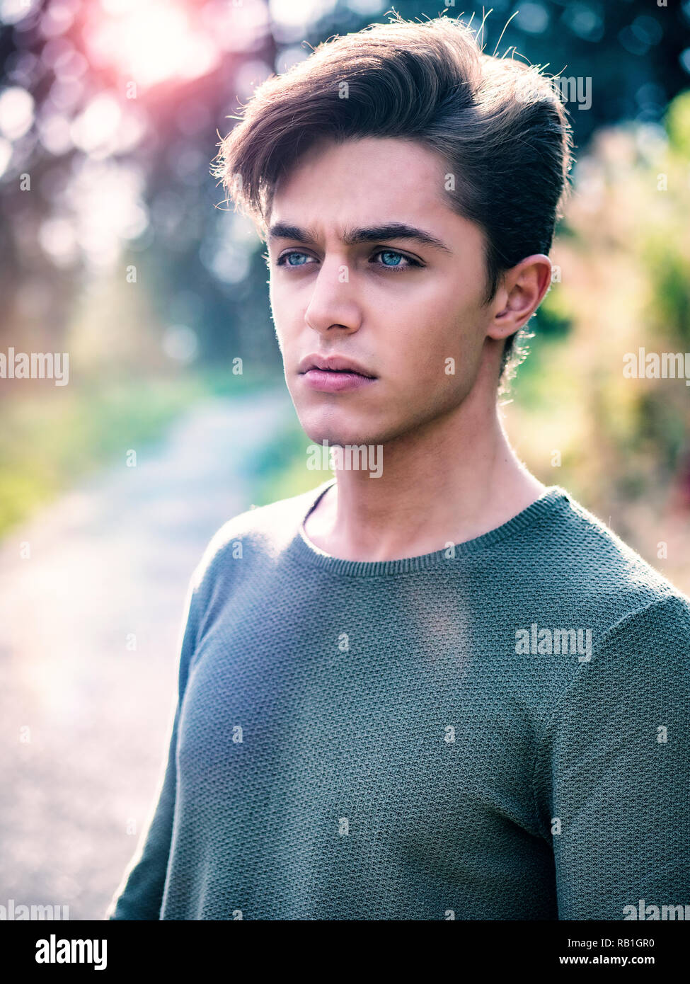 Eine schöne blaue Augen junger Mann in städtischen Einstellung in Europäischen Stadt park Stockfoto