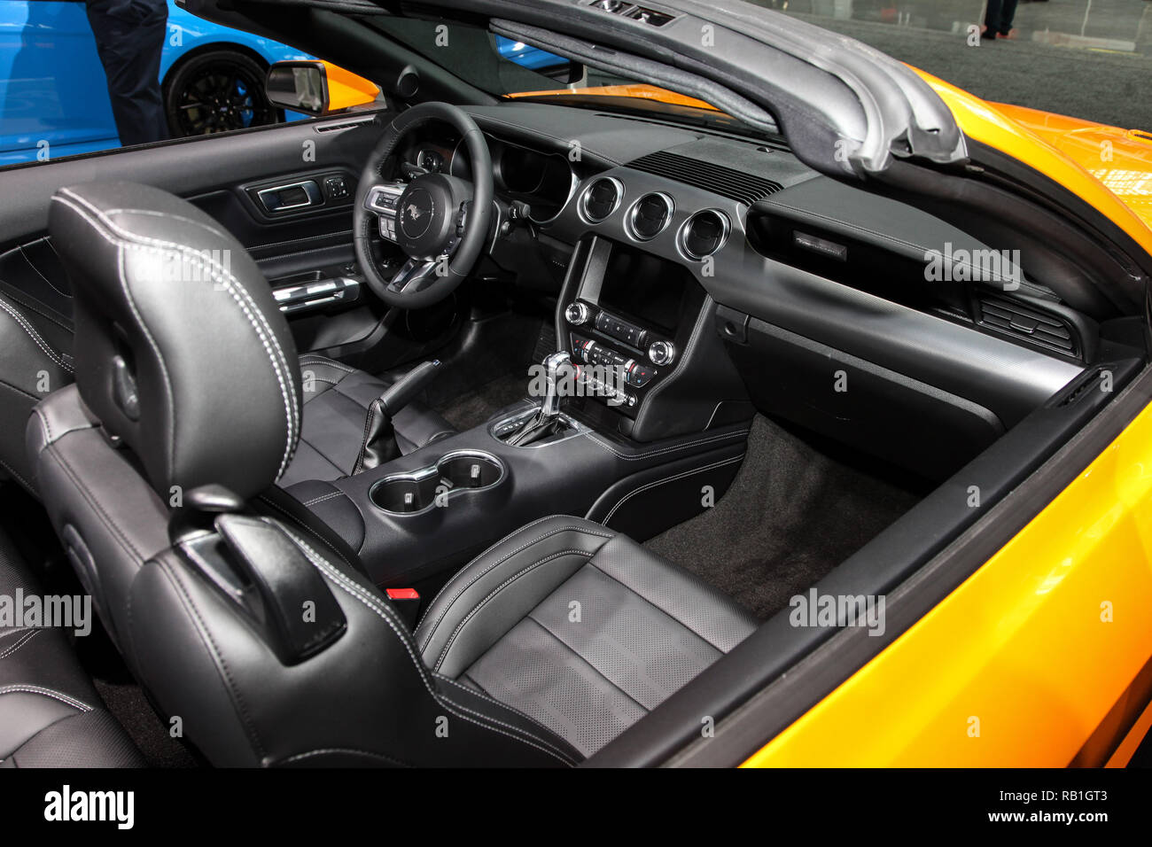 2018 Ford Mustang Ecoboost Premium Cabrio auf der New York International Auto Show 2018 gezeigt, im Jacob Javits Center. Dies war Drücken Sie auf Vorschau Stockfoto