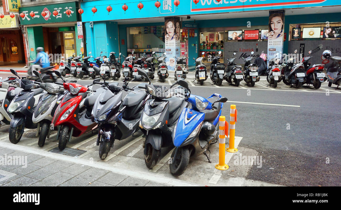 Taipei, Taiwan - Dez. 7,2018 - Typische Straße in Taipei mit geschätzten 13 Millionen Motorräder in Taiwan mit nur einer Bevölkerung von 23 Millionen Menschen Stockfoto