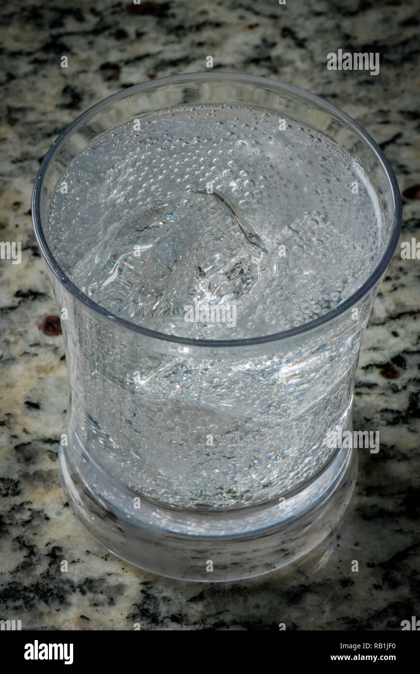 Glitzernde Wasser in einem tumbler Stockfoto
