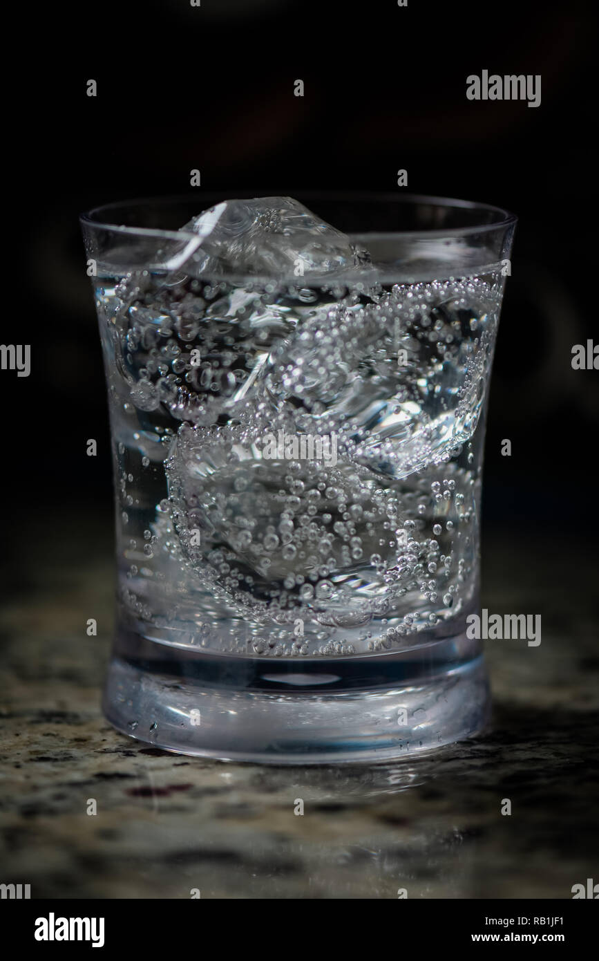Glitzernde Wasser in einem tumbler Stockfoto