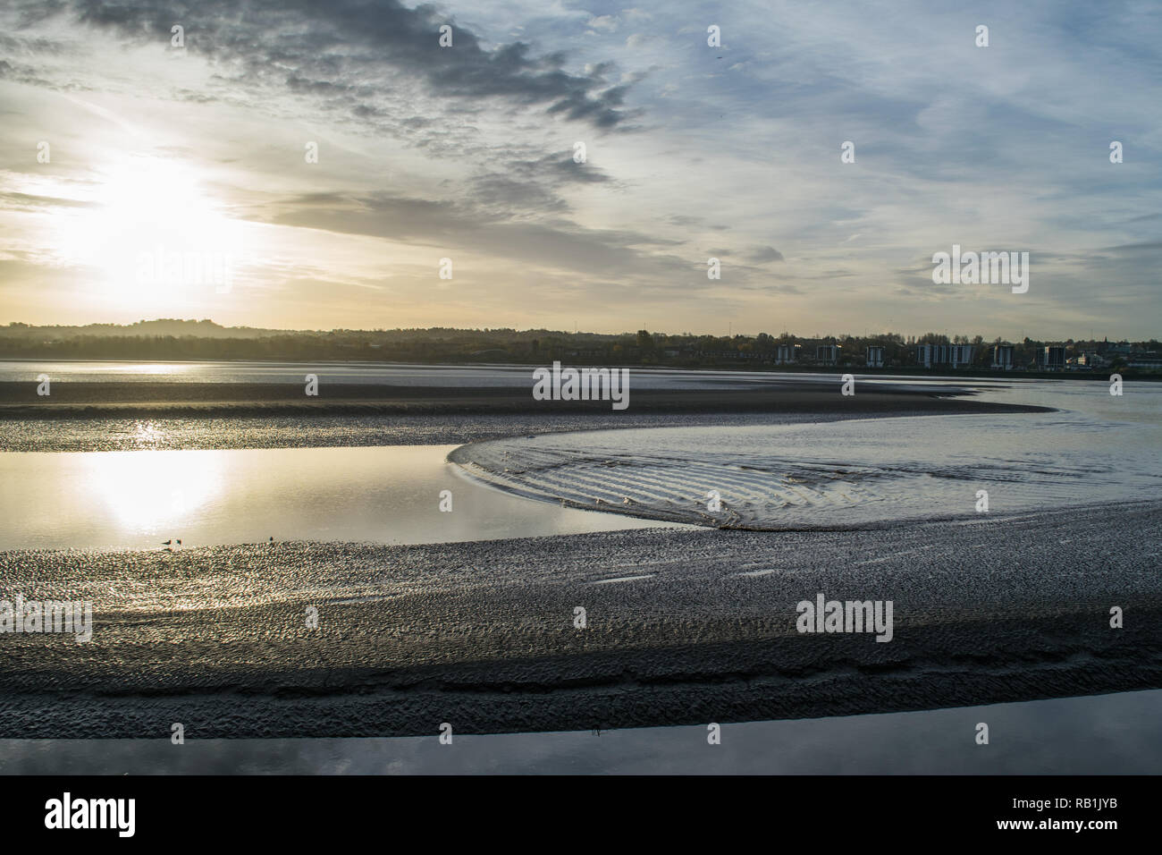 Eine Tidal Bore auf den Fluss Mersey im November 2016 zwischen Widnes und Runcorn, Cheshire, Großbritannien Stockfoto