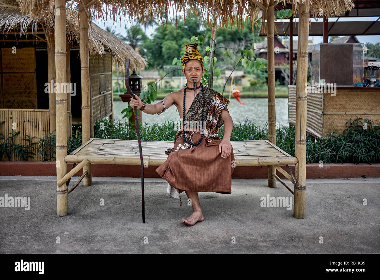 Thailändischer Schauspieler in traditioneller Kleidung des Dorfführers. Traditionelle thailändische Kleidung Stockfoto