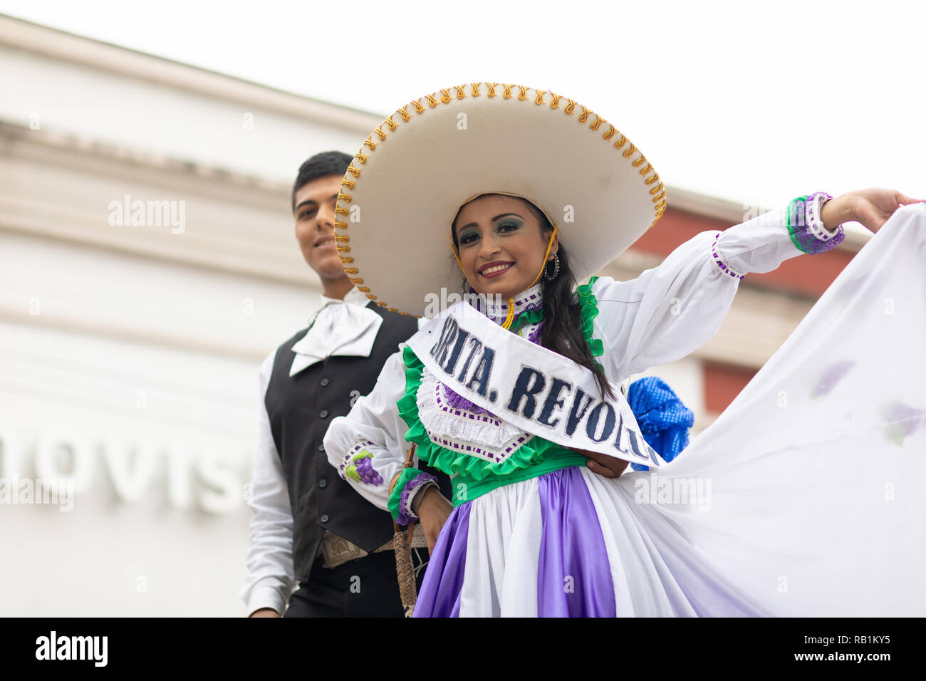Alte frau sombrero junge frau