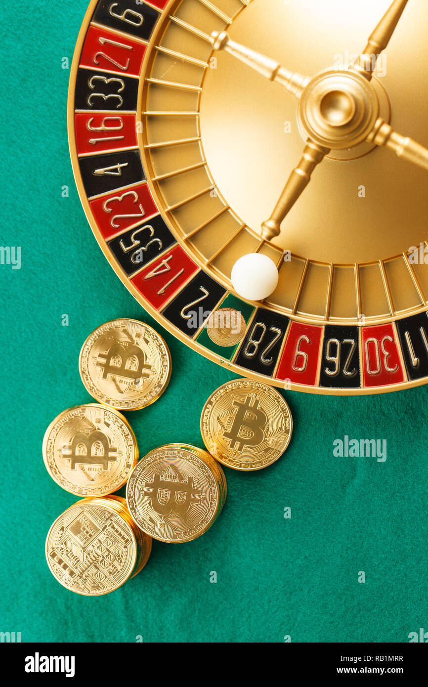 Roulette casino mit Bitcoins auf dem grünen Tisch Stockfoto