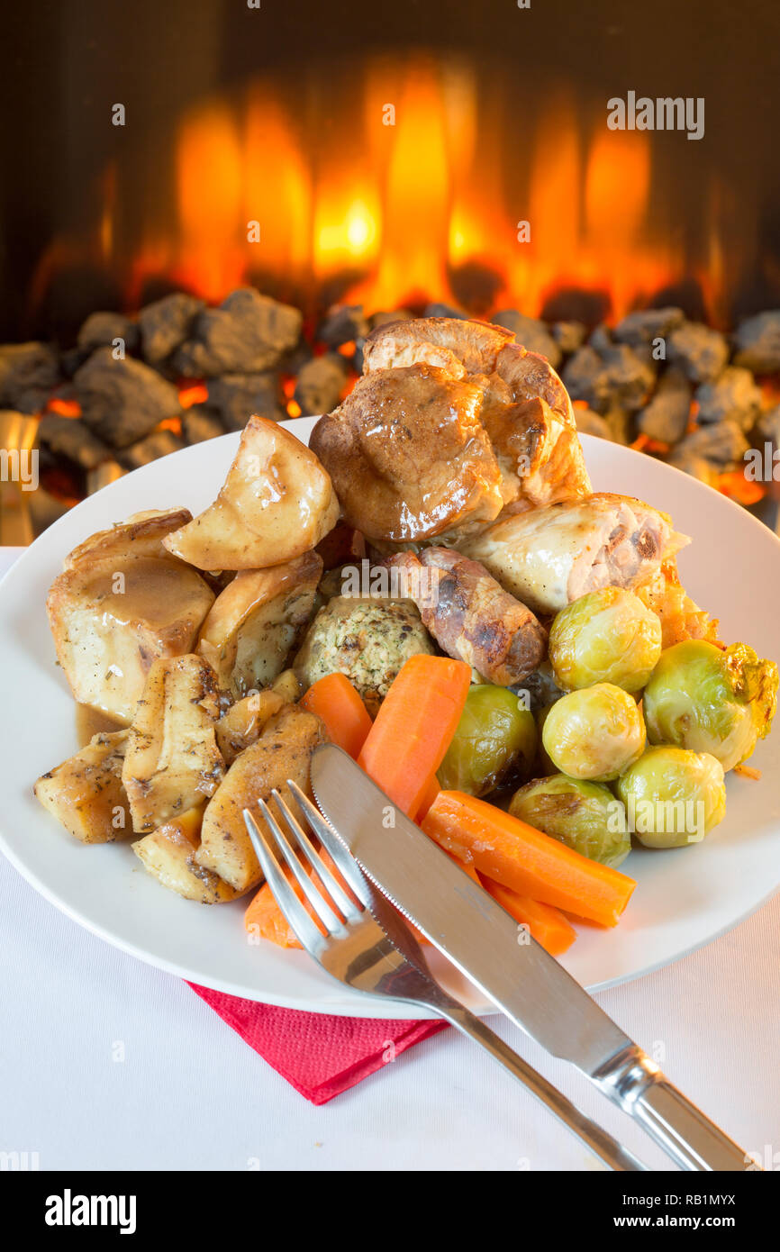 Eine beliebte britische gebratenes Hähnchen Abendessen am Sonntag mit Yorkshire Pudding, Füllung, Schweine in Decken und Kartoffeln und Gemüse. Stockfoto