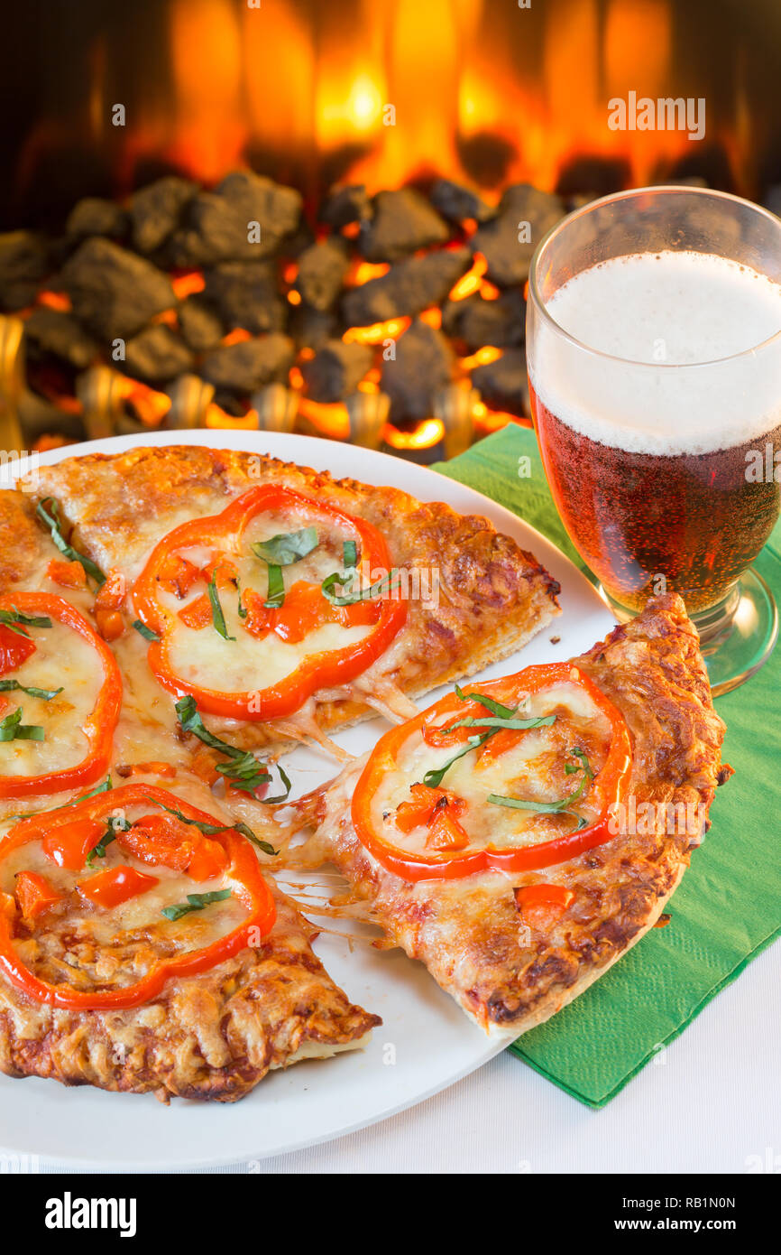 Rote Paprika und Käse Pizza auf dem Teller serviert bereit zu teilen. Stockfoto