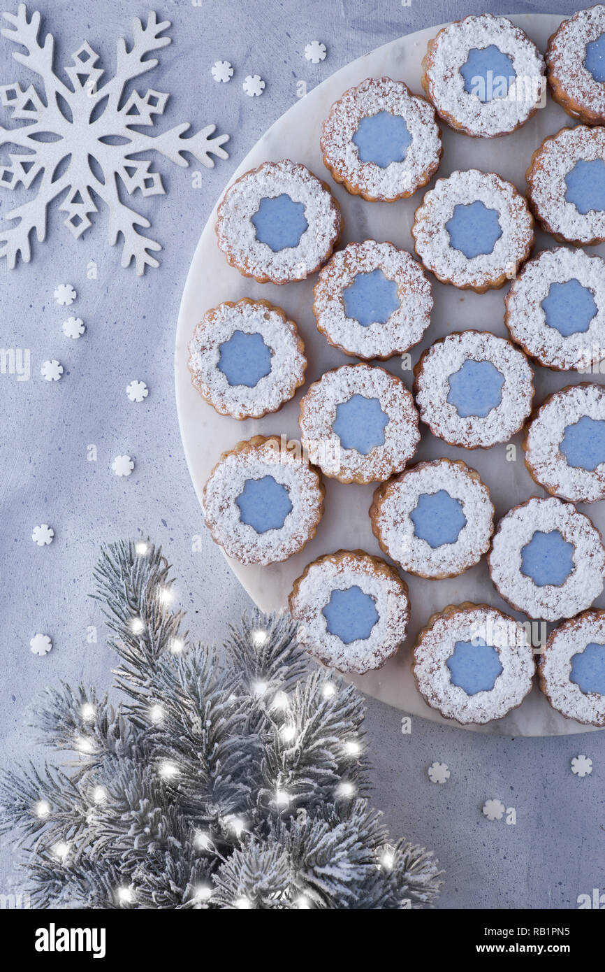 Blume Linzer Plätzchen mit blauer Zuckerglasur auf weißem Marmor Brett ...
