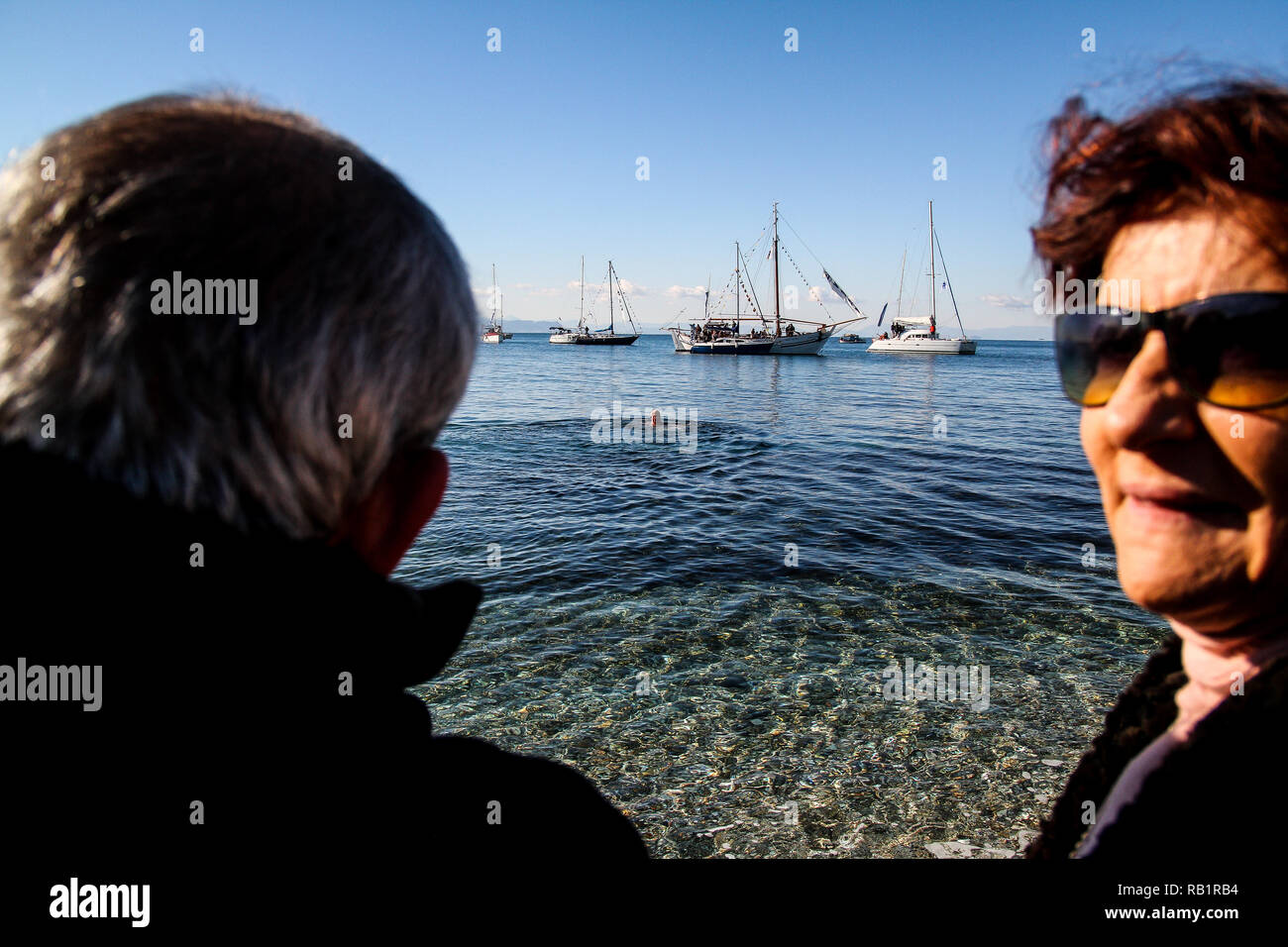 Athen, Griechenland. 06 Jan, 2019. Ein Mann ist Schwimmen, während der Rest der Croud bleibt am Ufer. Erscheinung des Herrn Tag ist heute gefeiert mit dem Kreuz werfen im Meer, bei Palaio Faliro Gemeinde, in Athen Credit: Kostas Pikoulas/Pacific Press/Alamy leben Nachrichten Stockfoto