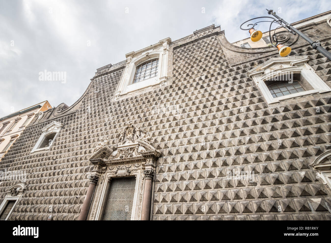 Schöne Fassade des Gesù Kirche in Neapel Stockfoto