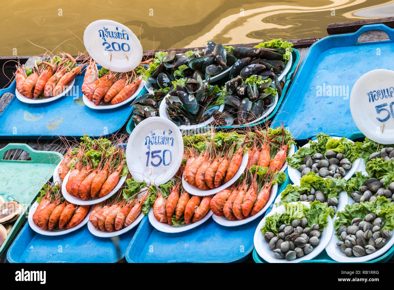 Gegrillte Meeresfrüchte zum Verkauf an schwimmenden Markt Amphawa, Thailand Stockfoto