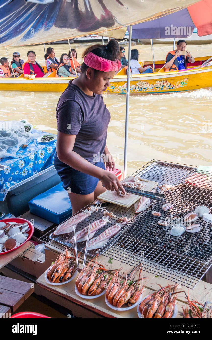 Amphawa, Thailand - 7. Oktober 2018: Grillen und den Verkauf von Fisch und  Meeresfrüchten aus ein Boot, ein Schwimmender Markt ist jedes Wochenende  statt Stockfotografie - Alamy