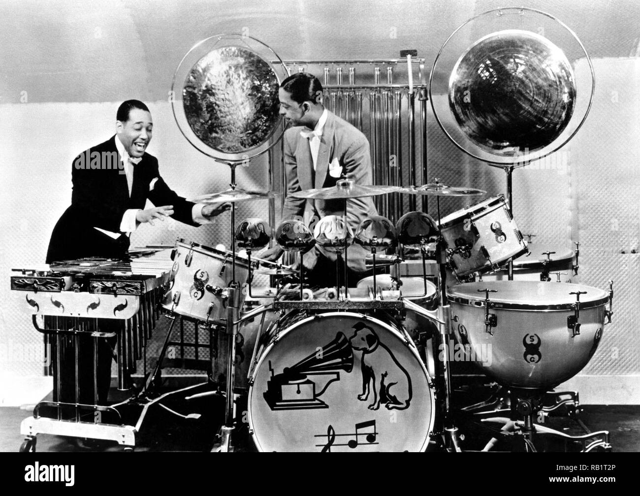 Duke Ellington und Sonny Greer gestellt, die von der 1930er Jahre Drum Kit. Stockfoto