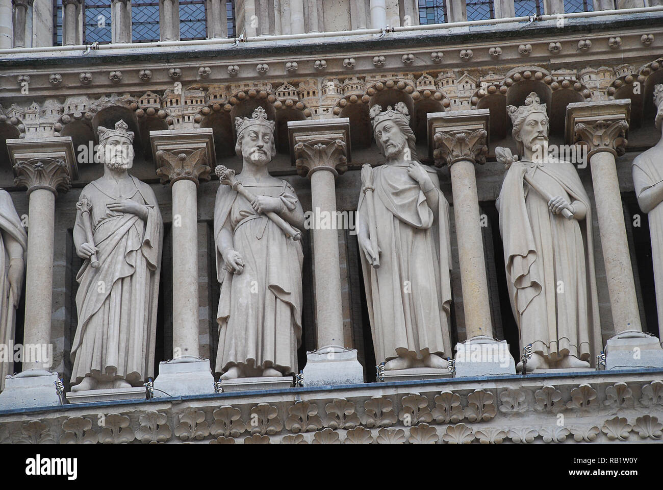 Teil der Galerie der Könige auf der Westfassade, Notre Dame, Paris, Frankreich Stockfoto
