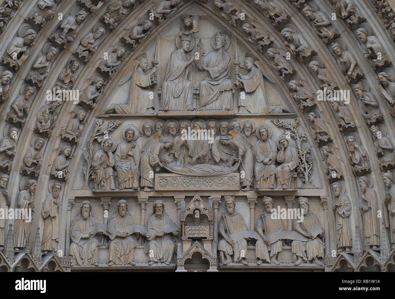 Kathedrale Notre Dame, Paris, Frankreich: Westfassade der Kathedrale Notre Dame entfernt. Die Jungfrau Maria Portal und Tympanon Stockfoto