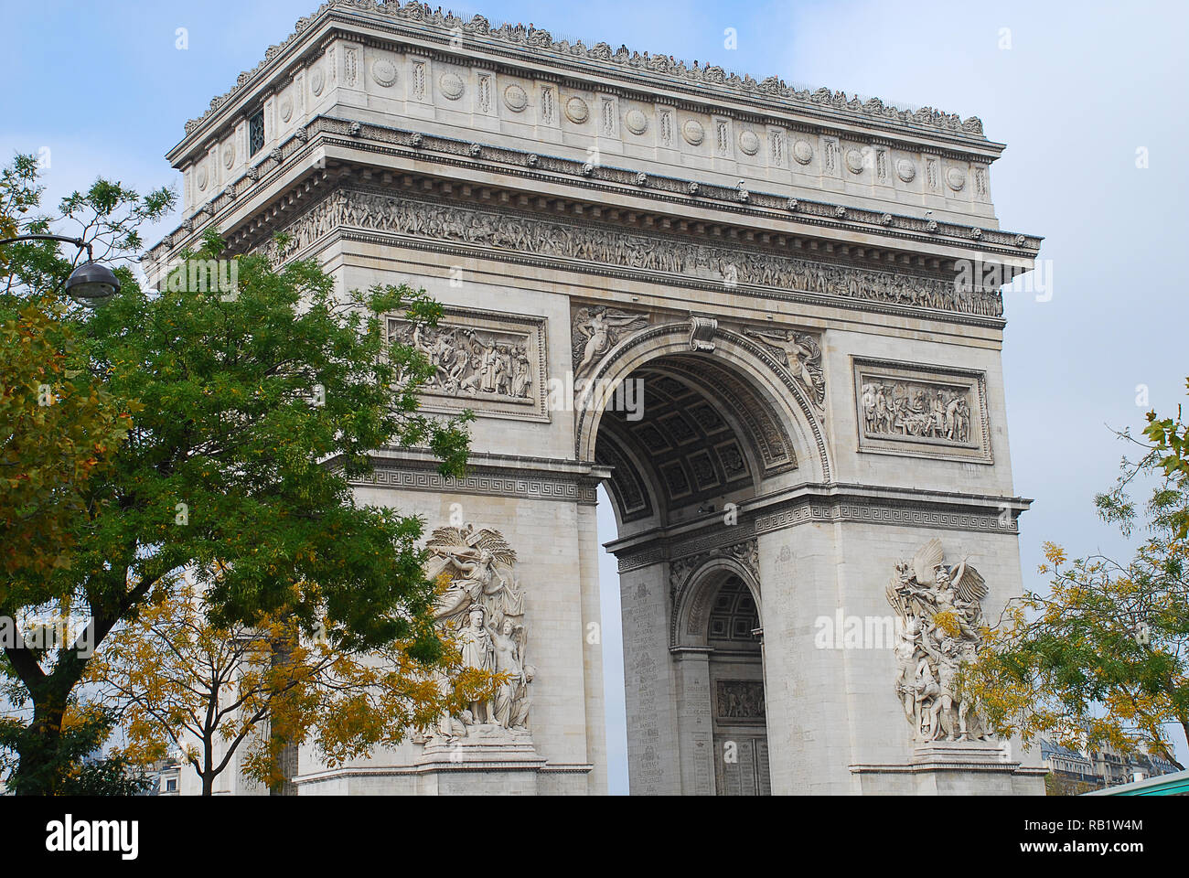 Der Triumphbogen de l'Etoile (Arc de Triomphe), Paris, Frankreich. Das Denkmal wurde von Jean Chalgrin 1806 entworfen Stockfoto