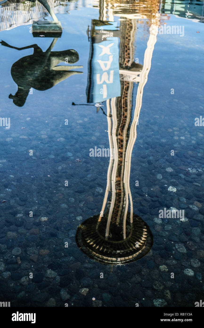 Space Needle und IMAX Zeichen in einem Pool in Seattle Science Center wider Stockfoto
