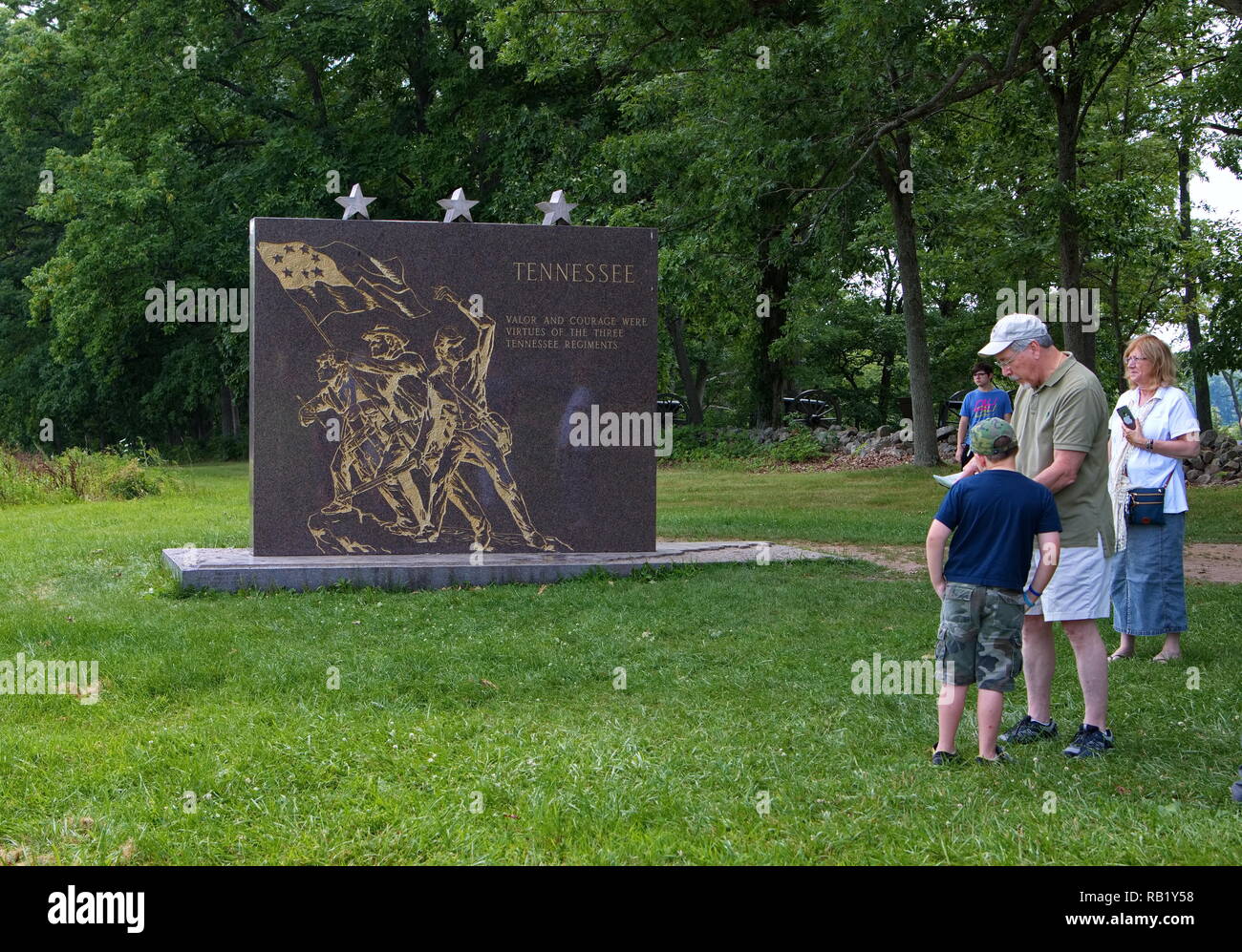 Ältere Paare mit Enkel touring Die schlachtfelder an der Gettysburg National Military Park. Stockfoto