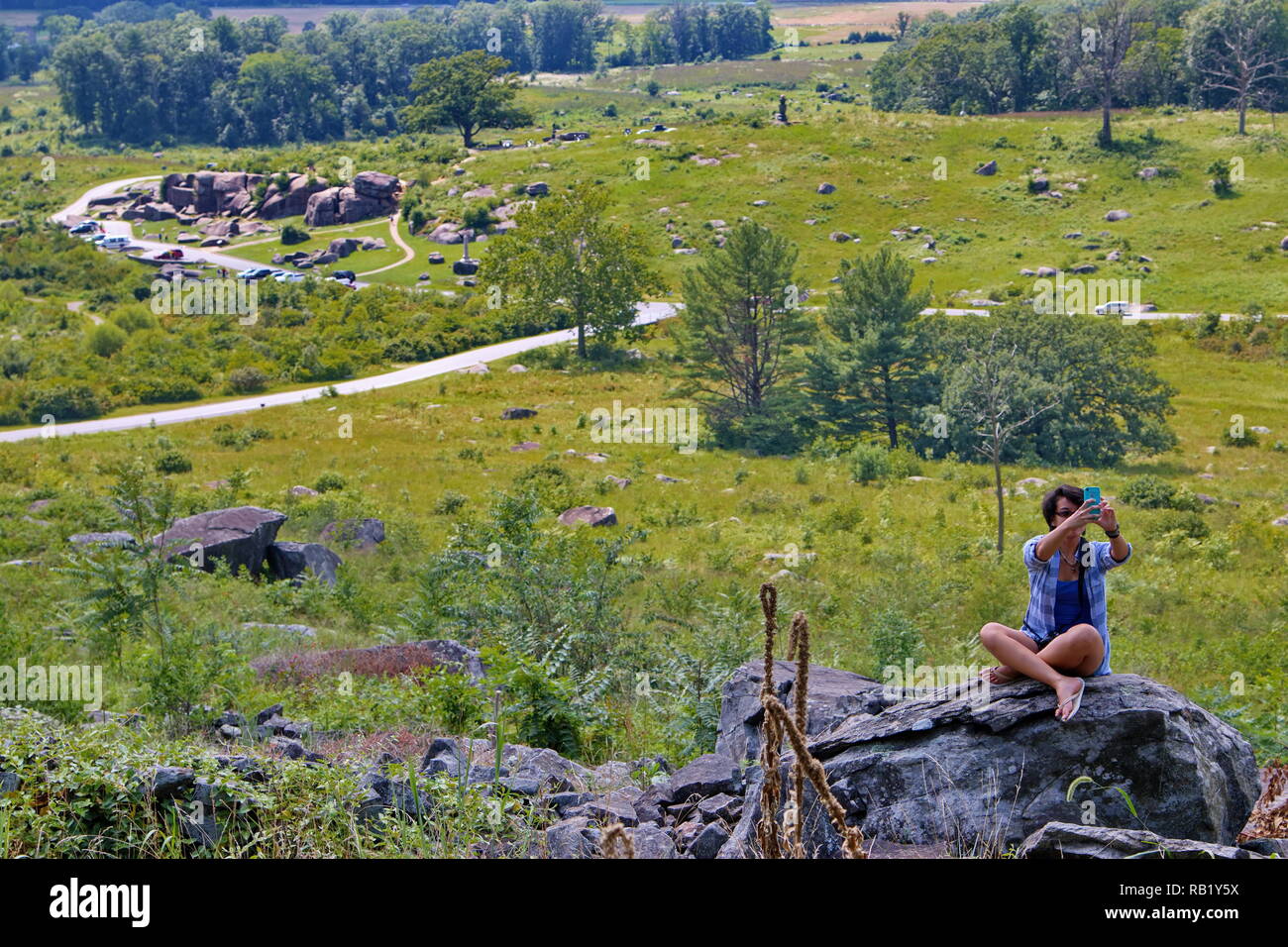 Gettysburg, PA USA. Apr 2015. Junge Frau mit einem selfie an der Gettysburg National Military Park. Stockfoto