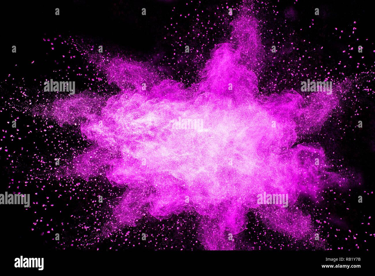 Rosa Pulver Explosion auf schwarzen Hintergrund. Rosa Staub splash Cloud auf dunklem Hintergrund. Gestartet bunte Partikel auf Hintergrund. Stockfoto