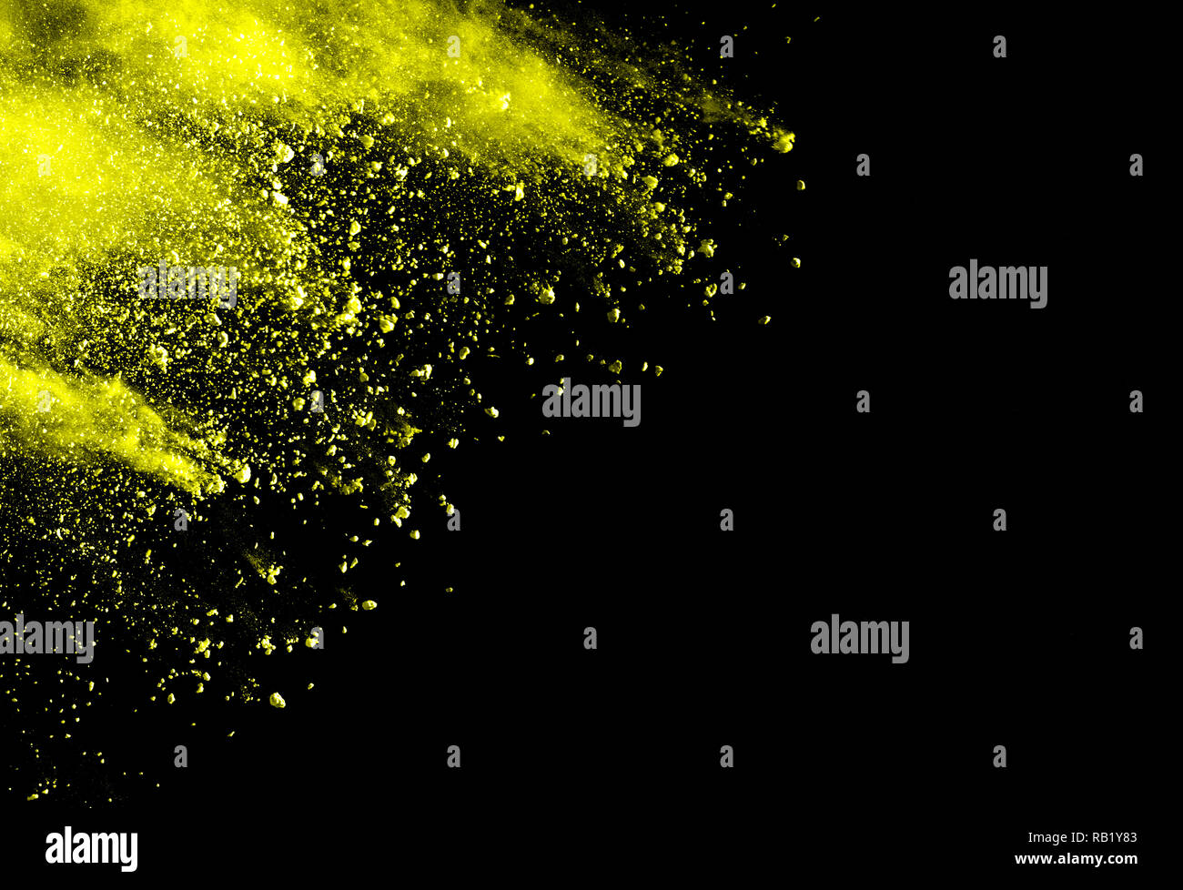 Abstrakte gelben Staub Explosion auf schwarzen Hintergrund. Abstrakte gelbes Pulver splatter auf schwarzem Hintergrund. Freeze Motion von gelbes Pulver spritzen. Stockfoto