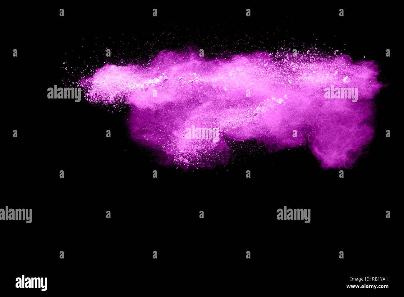 Rosa Pulver Explosion auf schwarzen Hintergrund. Rosa Staub splash Cloud auf dunklem Hintergrund. Gestartet bunte Partikel auf Hintergrund. Stockfoto