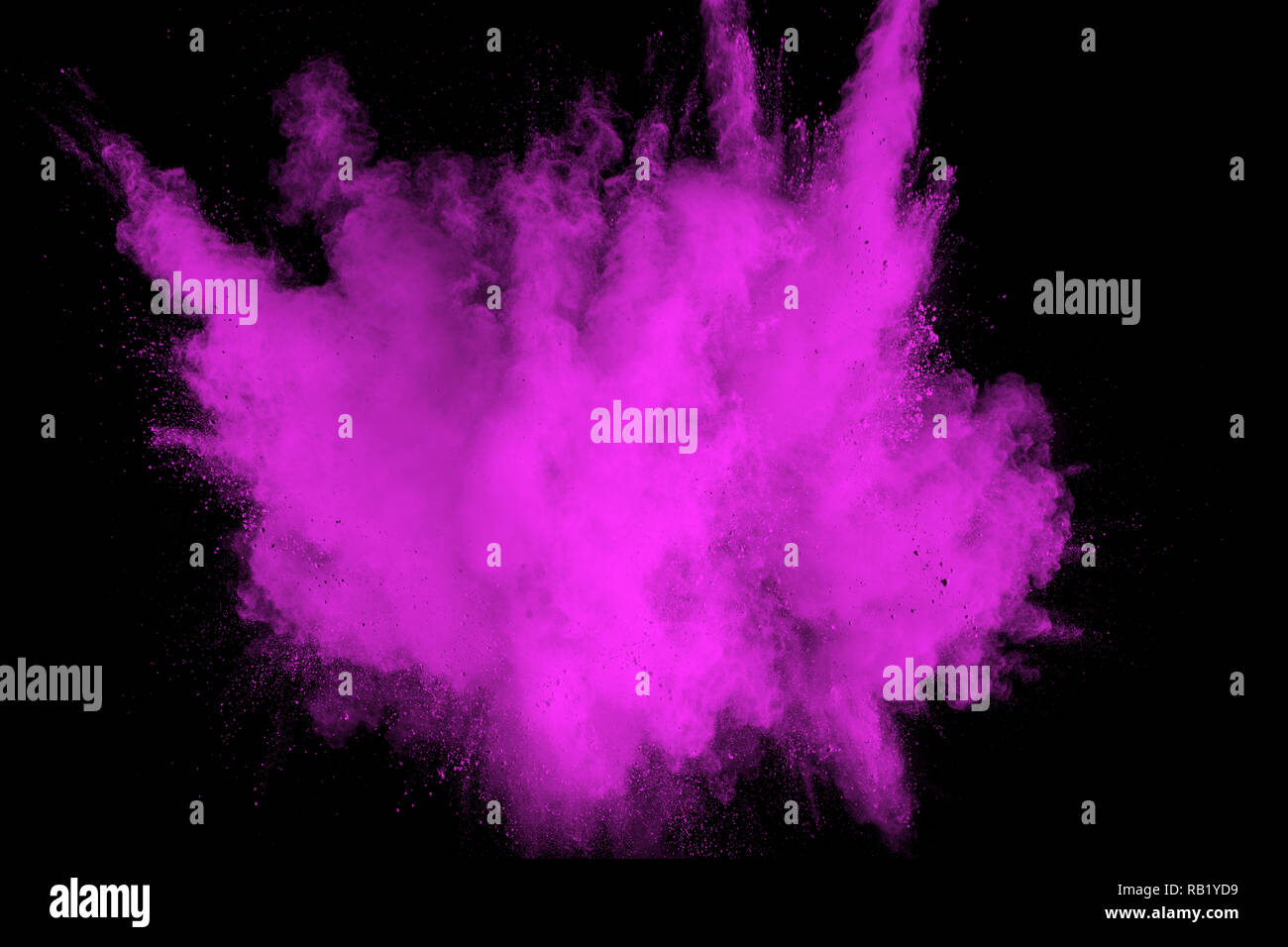 Rosa Pulver Explosion auf schwarzen Hintergrund. Rosa Staub splash Cloud auf dunklem Hintergrund. Gestartet bunte Partikel auf Hintergrund. Stockfoto