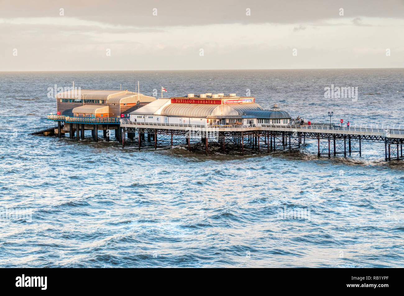 Die historische Cromer Pier hält Rettungsboot Bahnhof der Stadt und Pavilion Theatre. Stockfoto