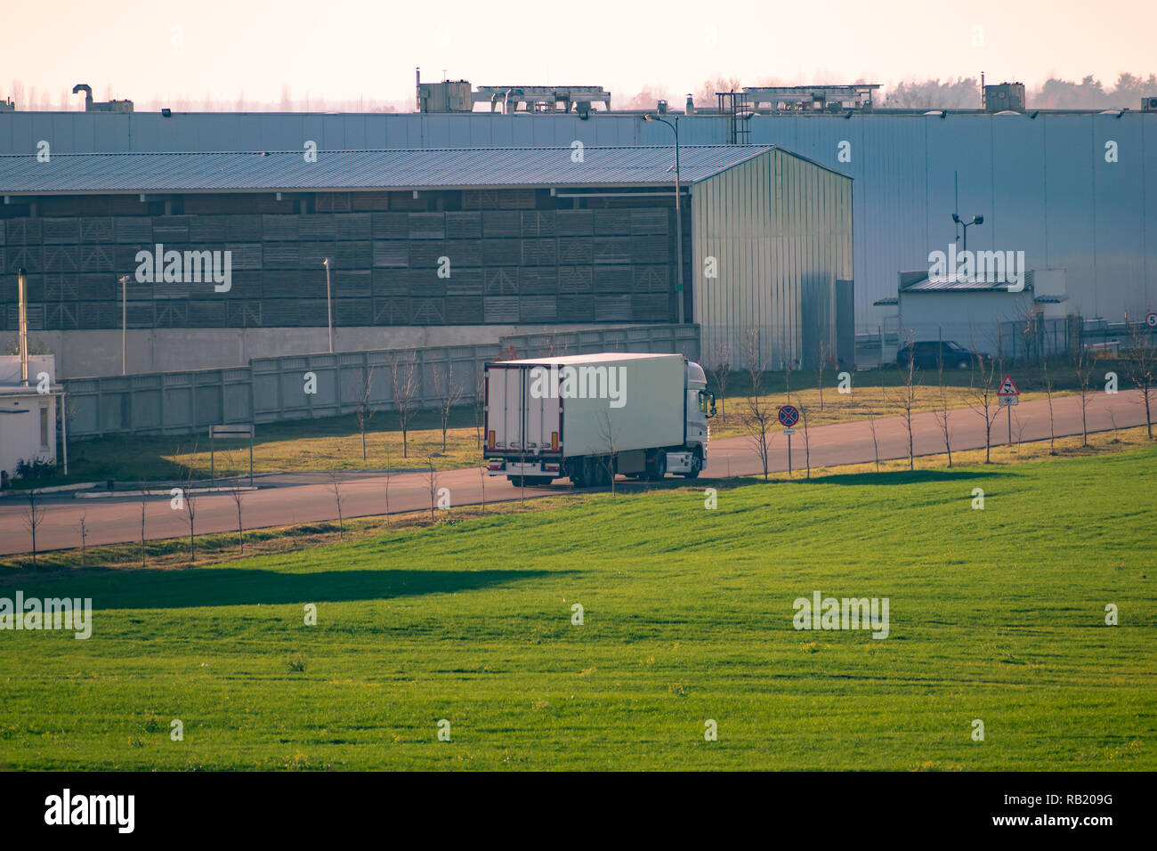 Logistik Park mit einem Lkw liefern einige Güter Stockfoto