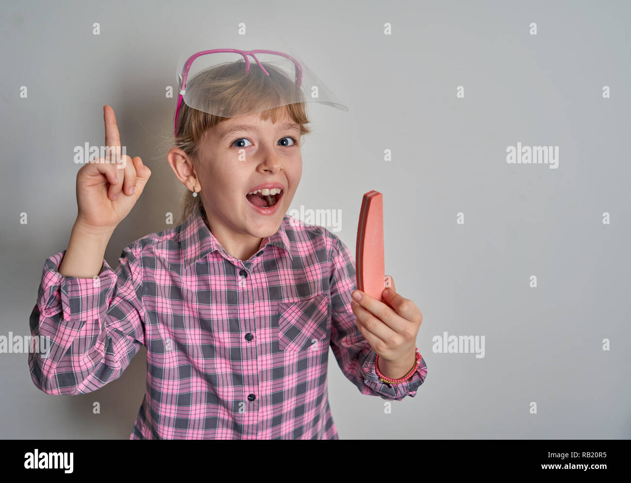 Mädchen mit Maniküre Zubehör auf weißem Hintergrund Stockfoto