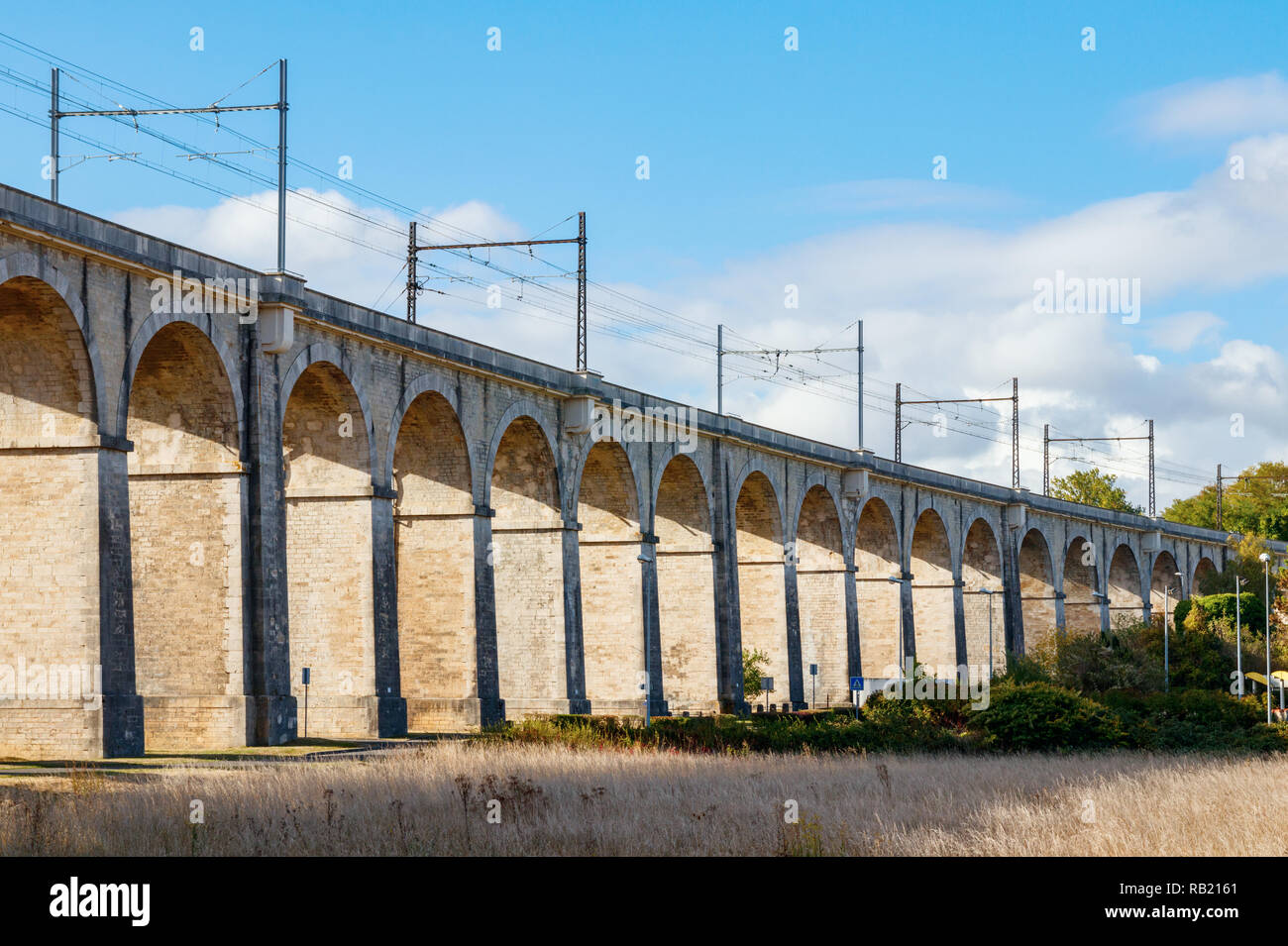 Bögen der Viadukt an der Loing Kanalbrücke mit Eisenbahn und Oberleitung an einem sonnigen Tag. Seine-et-Marne, Ile-de-France, Frankreich. Stockfoto