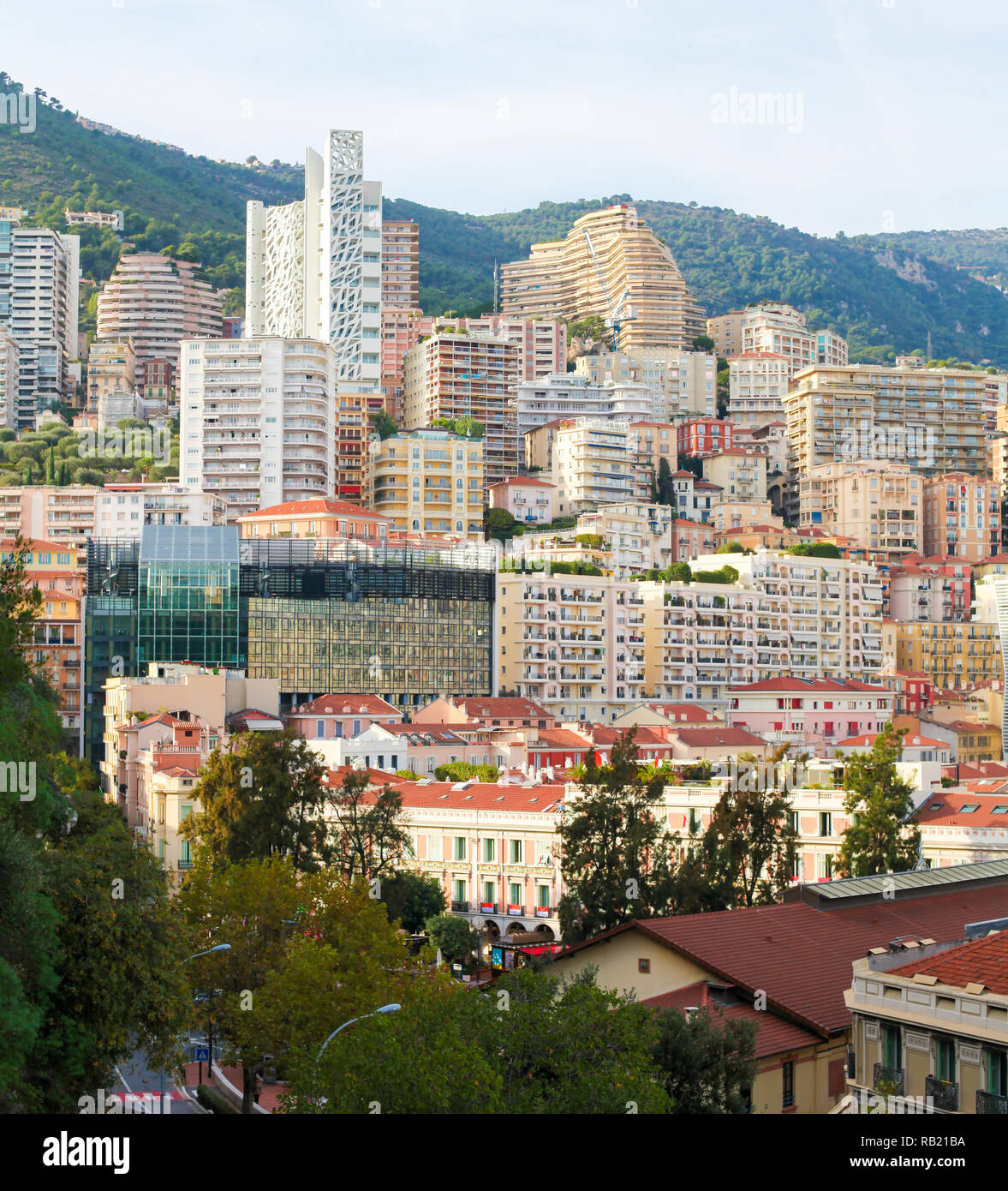 Ansicht von Le Rocher auf hohe Gebäude im Zentrum des Fürstentums von Monaco, an der Französischen Riveira. Stockfoto