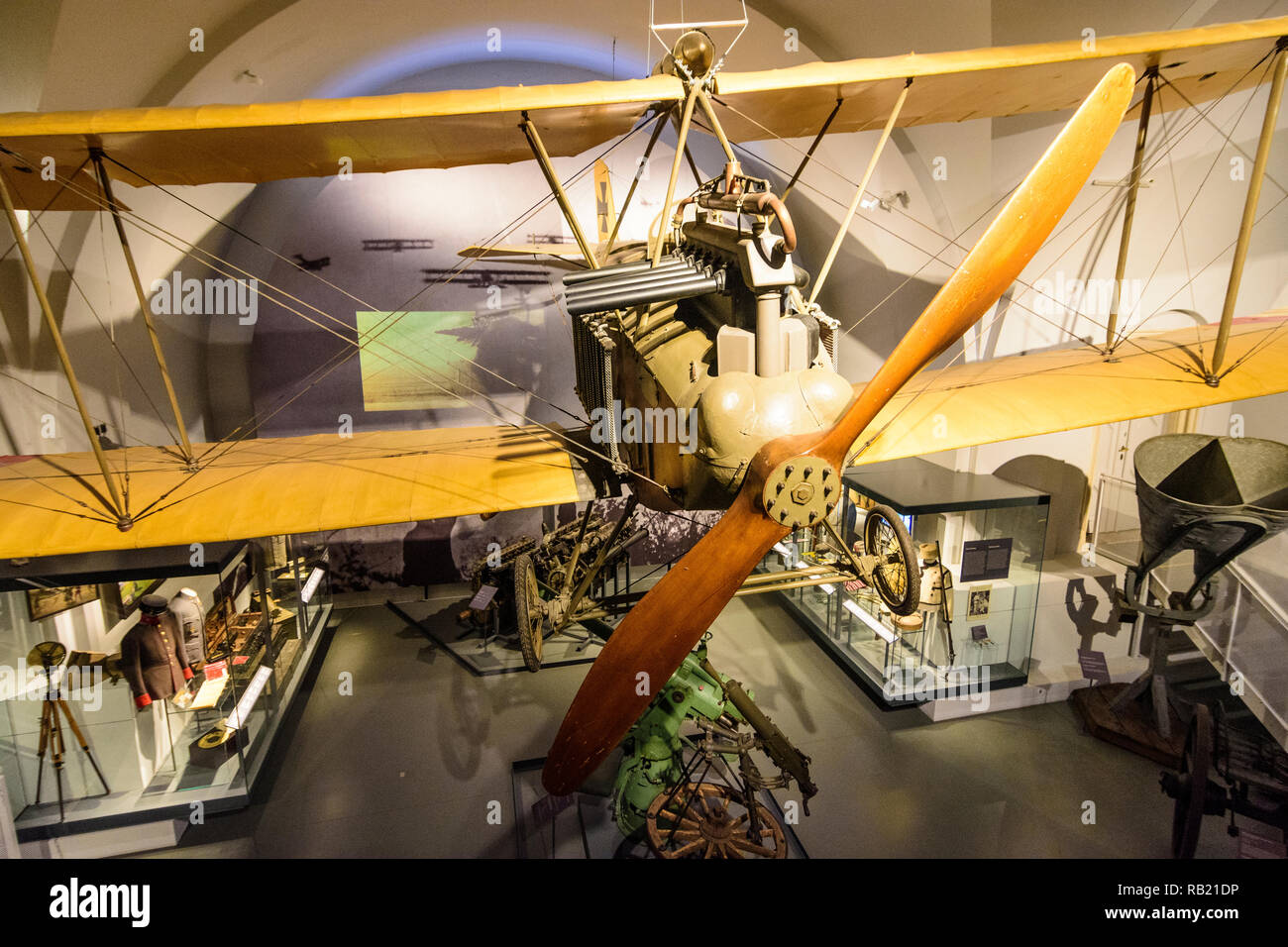 Aufklärungsflugzeug Albatros B.II, einer von 5.200 Flugzeugen, die Armee und die k.u.k. Marine benutzt wird im Ersten Weltkrieg im Museum für Militärische Geschichte - Milit Stockfoto