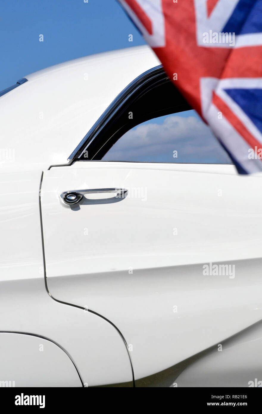 Weißes Auto drapiert in Union Jack Flagge Stockfoto