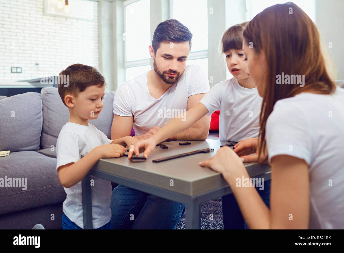 Glückliche Familie Brettspiele zu Hause. Stockfoto