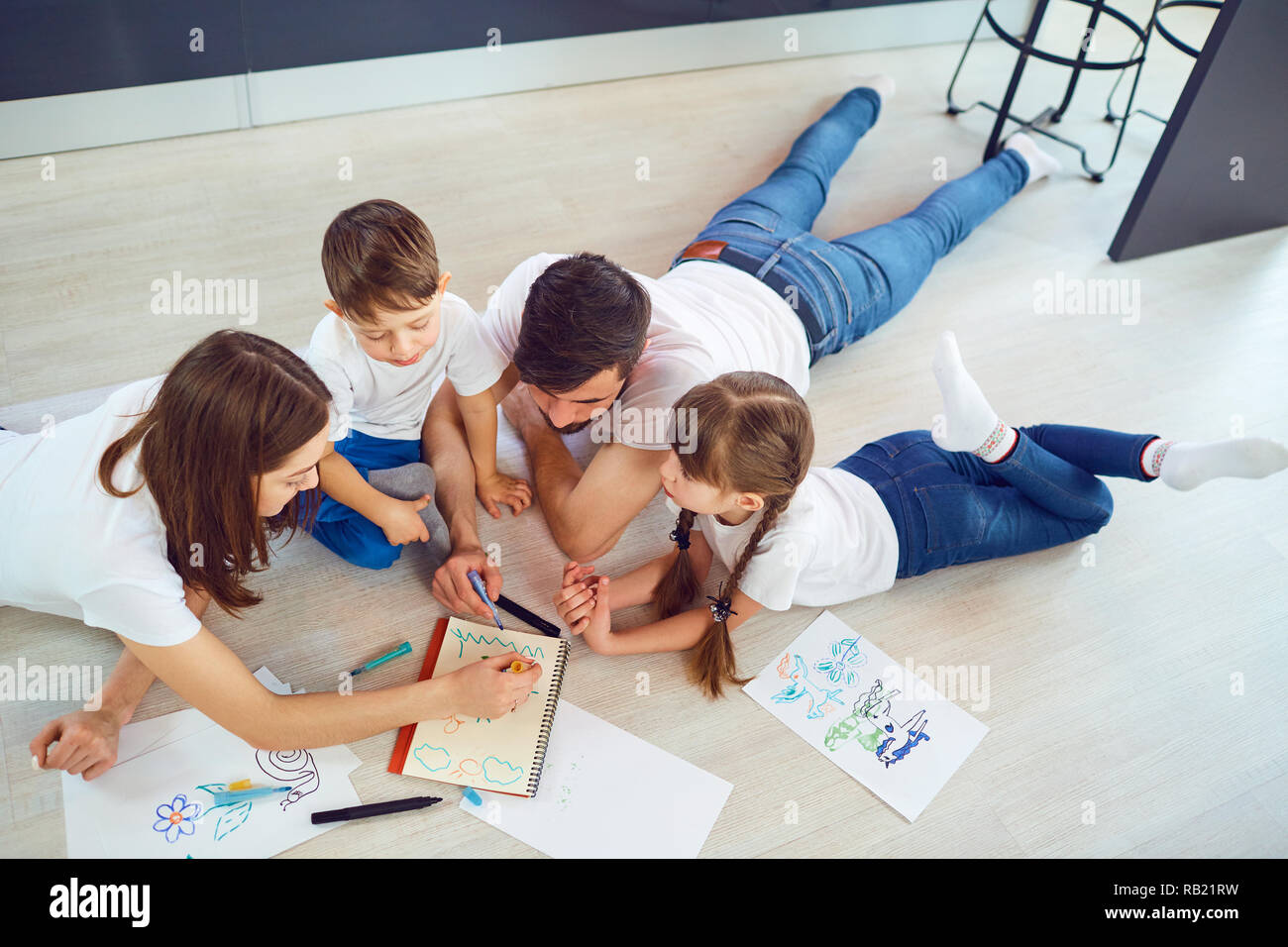 Blick von oben auf die Familie Zeichnung auf dem Boden Stockfoto